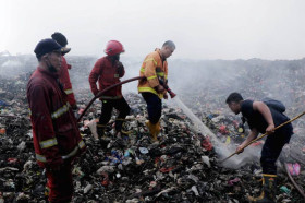 (petugas damkar berupaya memadamkan api/fotoL tangerangkota.go.id)