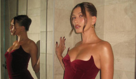 HAILEY BIEBER - Hailey Bieber bagikan tahapan make up yang cocok untuk acara kencan malam, hasilnya tampak glowing. - Foto Instagram/@haileybieber.