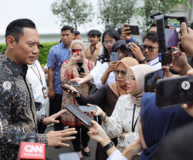 Menteri ATR/Kepala BPN, Agus Harimurti Yudhoyono saat diwawancari sejumlah awak media. (Instagram/@agusyudhoyono).