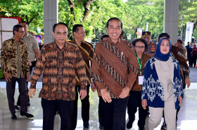 Presiden Jokowi (tengah) didampingi Menteri Kominfo, Budi Arie Setiadi (kiri), dan Ketua Dewan Pers Ninik Rahayu (kanan) saat menghadiri acara puncak HPN 2024. (Foto: Muchlis Jr - Biro Pers Sekretariat Presiden).