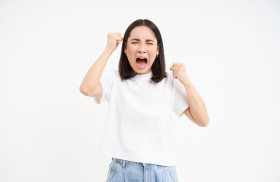 Seorang perempuan marah. Ilustrasi marah atau meluapkan emosial dapat berdampak pada kesehatan. Ilustrasi/Freepik.