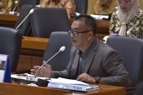 KOMISI IX DPR RI - Anggota Komisi IX, Edy Wuryanto menegaskan, kepada Menkes agar masyarakat miskin mendapat layanan kesehatan cepat dan layak. (dok. dpr.go.id).