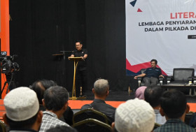 Ketua KPID Jabar, Adiyana Slamet saat menyampaikan sambutannya dalam acara Literasi Media. (Foto: Tim AyoBacaNews.com).
