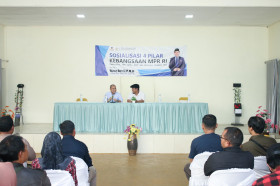 Ujang Bey (Kiri). Kaget dan bangga! Sosialisasi 4 Pilar Kebangsaan oleh Ujang Bey di Desa Marga Jaya, Sumedang, disambut meriah. Warga antusias menyerap wawasan baru tentang Pancasila, UUD 1945, NKRI, dan Bhinneka Tunggal Ika.