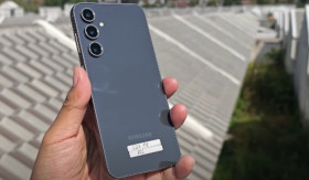 CIRI HP REPACK - Waspada dalam membeli Hp, pedagang nakal mengemas Hp bekas seolah terlihat baru. - Foto tangkap layar YouTube/JkoCah Gadget.