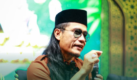Gus Miftah meminta maaf kepada Pakde Sunhaji atas candaannya yang viral. Sebagai bentuk permintaan maaf, ia berjanji menggelar pengajian di rumah Sunhaji.