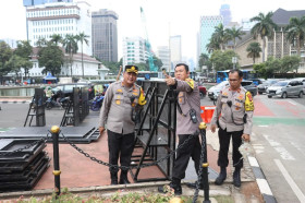 Kepolisian Polres Metro Jakarta Pusat menerjunkan ratusan personel gabungan mengamankan unjuk rasa depan Gedung DPR/DPR/MPR RI. Dok: polresmetrojakpus.com.