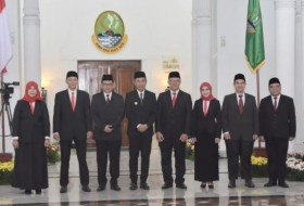 Potret Pj Gubernur Jabar, Bey bersama ketujuh anggota KPID Jabar periode 2024-2027 yang baru saja dilantik. (Foto: Humas Jabar).