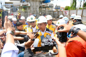 Pj Gubernur Jabar, Bey Machmudin meminta solusi cepat untuk menangani sampah di Pasar Caringin, Kota Bandung. (Foto: jabarprov.go.id).