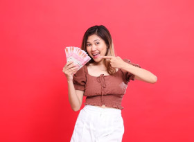 NEGARA PEMILIK NILAI TUKAR MATA UANG TERENDAH - Ilustrasi perempuan pegang ruang rupiah. Berikut 10 negara nilai tukar mata uang terendah di dunia. (Foto: Freepik).