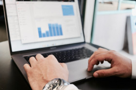 KARTU PRAKERJA GELOMBANG 65 –Ilustrasi data analisis dalam laptop. Jangan bingung pilih pelatihan, pendaftaran kartu prakerja gelombang 65 segera dibuka. –Ilustrasi Pixabay/Campaign_Creators.