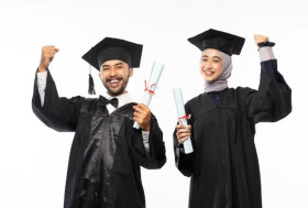 KARTU INDONESIA PINTAR – Ilustrasi dua mahasiswa wisuda. KIP Kuliah Merdeka 2024 sedang dibuka kesempatan emas untuk pendidikan yang terjangkau. - Ilustrasi Frepik/odua.