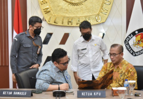 DALAM SOROTAN - Ketua Bawaslu, Rahmat Bagja dan Ketua KPU Hasim Ashari sedang melakukan pembahasan pemilu. - bawaslu.