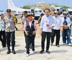 (PJ Gubernur Jabar dengan pemilik susi air/Foto: instagram @gubjabar)