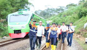 PT KAI - Petugas KAI Menilik Kesiapan KAI Hadapi Mudik Lebaran.- website/kai.id